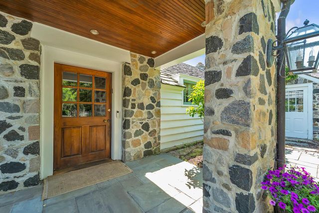 625 E Juniper LANE, Mequon, WI 53092