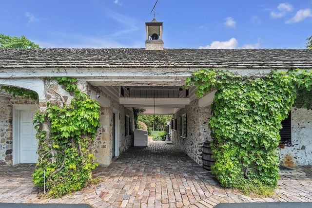 625 E Juniper LANE, Mequon, WI 53092