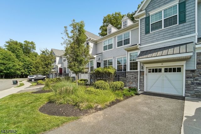 24 Pineview Dr, Waldwick Boro, NJ 07463