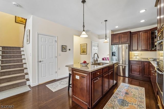 24 Pineview Dr, Waldwick Boro, NJ 07463