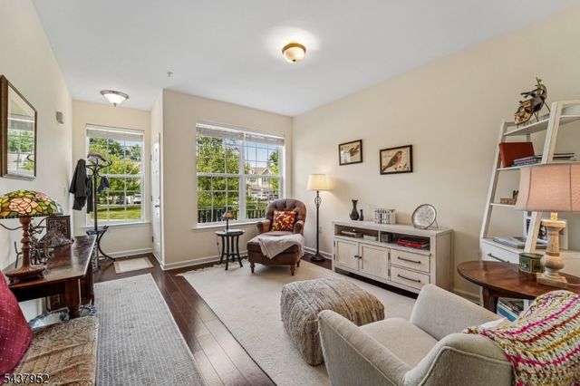 24 Pineview Dr, Waldwick Boro, NJ 07463