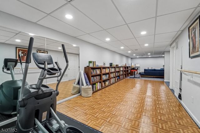 24 Pineview Dr, Waldwick Boro, NJ 07463