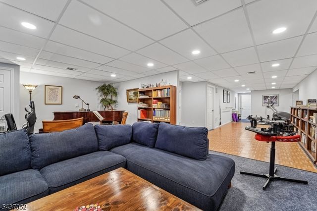 24 Pineview Dr, Waldwick Boro, NJ 07463