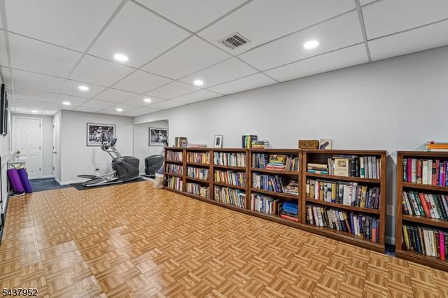 24 Pineview Dr, Waldwick Boro, NJ 07463