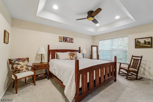 24 Pineview Dr, Waldwick Boro, NJ 07463
