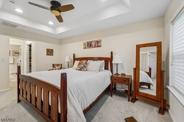 24 Pineview Dr, Waldwick Boro, NJ 07463