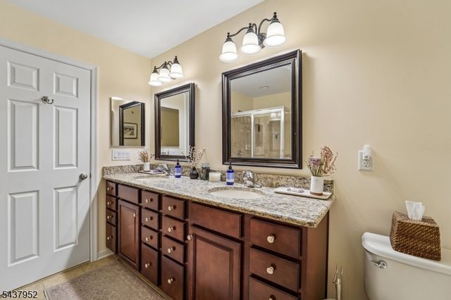 24 Pineview Dr, Waldwick Boro, NJ 07463