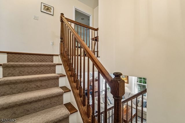 24 Pineview Dr, Waldwick Boro, NJ 07463
