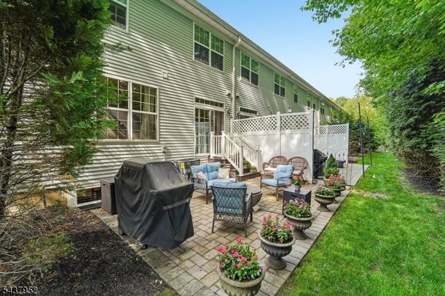 24 Pineview Dr, Waldwick Boro, NJ 07463
