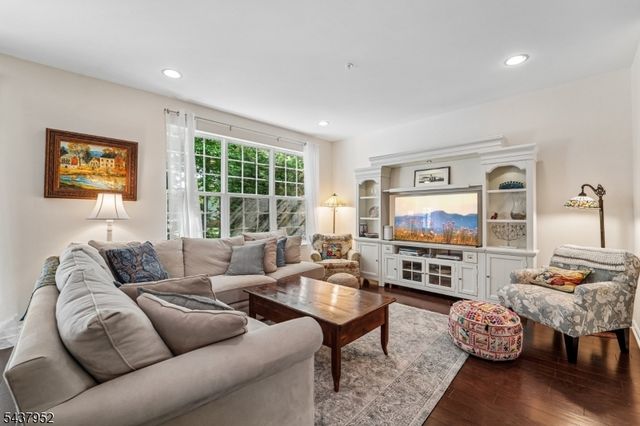 24 Pineview Dr, Waldwick Boro, NJ 07463