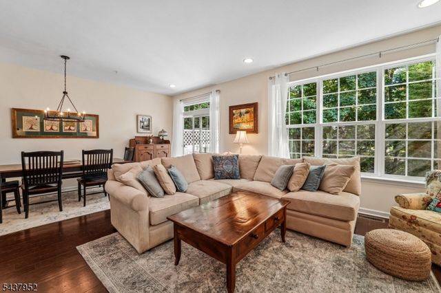 24 Pineview Dr, Waldwick Boro, NJ 07463