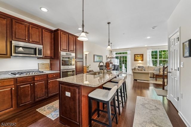 24 Pineview Dr, Waldwick Boro, NJ 07463