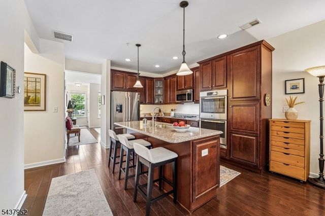 24 Pineview Dr, Waldwick Boro, NJ 07463