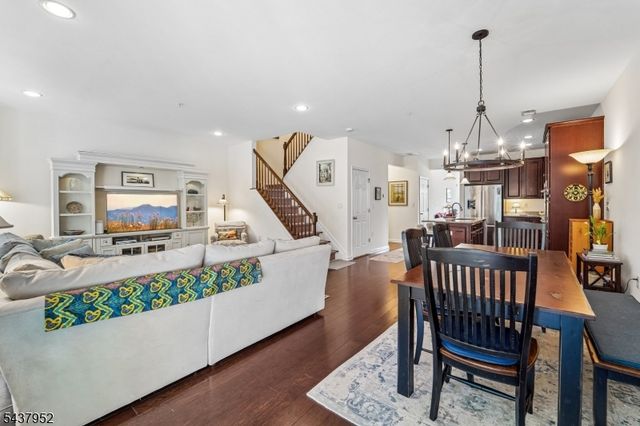 24 Pineview Dr, Waldwick Boro, NJ 07463