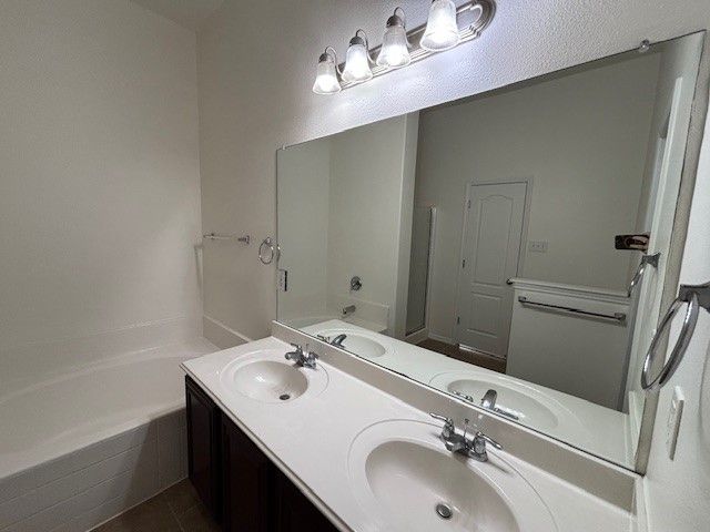 8135 Tierra Del Sol Road, Arlington, TX 76002