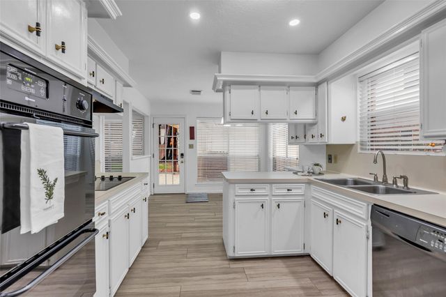 9 Devonshire Drive, Conroe, TX 77304