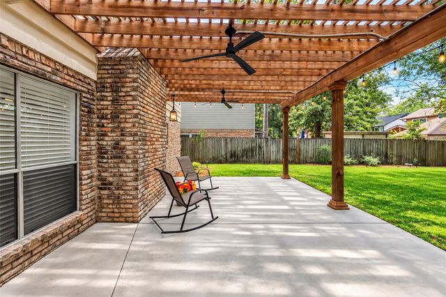 9 Devonshire Drive, Conroe, TX 77304