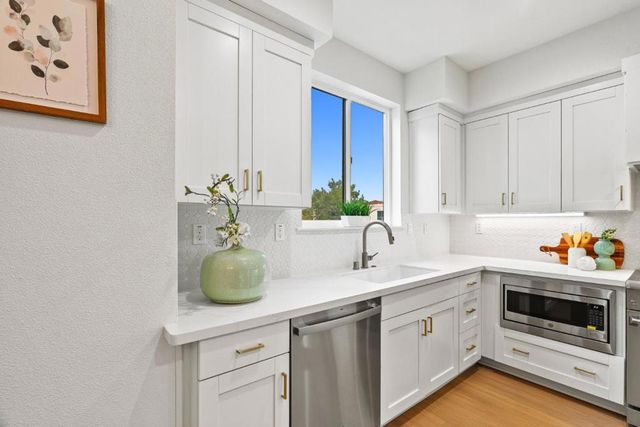 947 Woodside Road, Redwood City, CA 94061