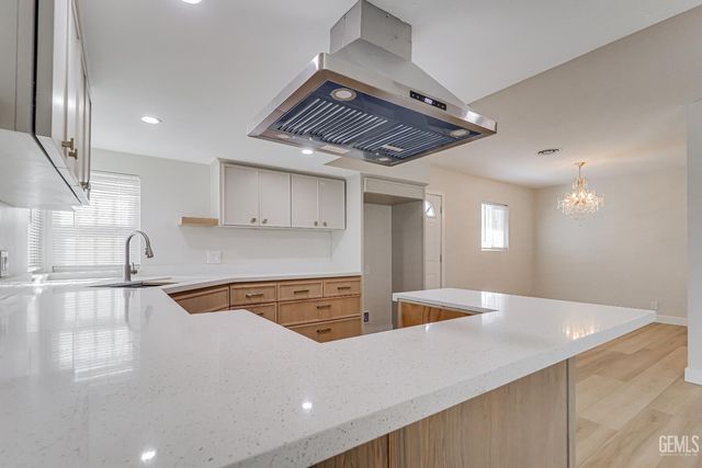 1720 Montgomery Avenue, Bakersfield, CA 93304