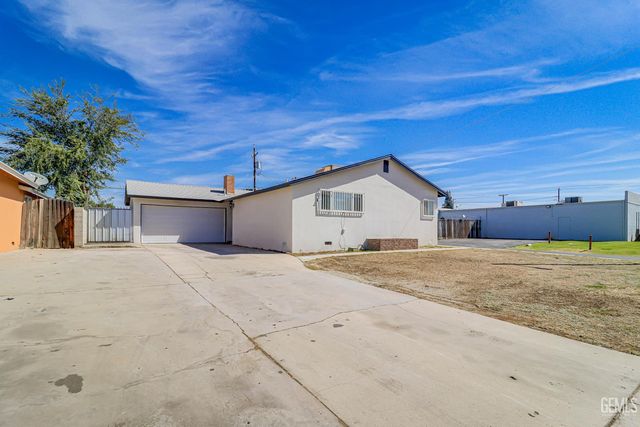 1720 Montgomery Avenue, Bakersfield, CA 93304