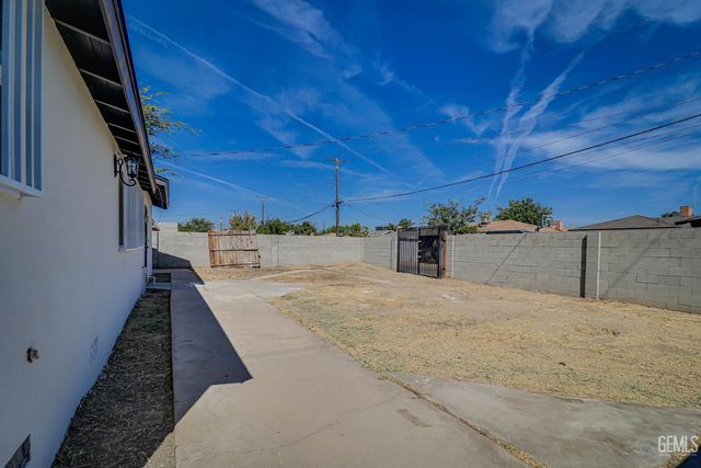 1720 Montgomery Avenue, Bakersfield, CA 93304