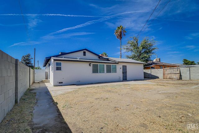 1720 Montgomery Avenue, Bakersfield, CA 93304