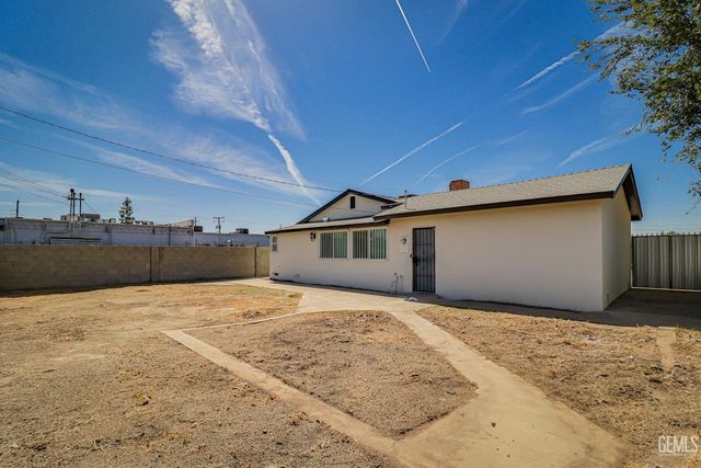 1720 Montgomery Avenue, Bakersfield, CA 93304