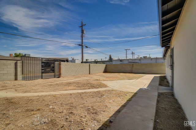 1720 Montgomery Avenue, Bakersfield, CA 93304