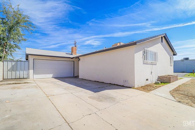 1720 Montgomery Avenue, Bakersfield, CA 93304