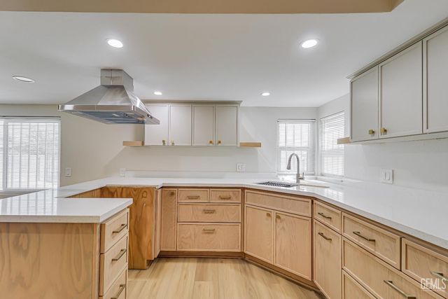 1720 Montgomery Avenue, Bakersfield, CA 93304