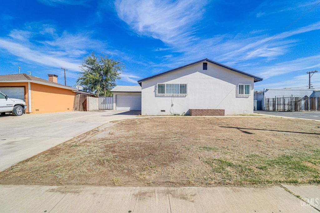 1720 Montgomery Avenue, Bakersfield, CA 93304
