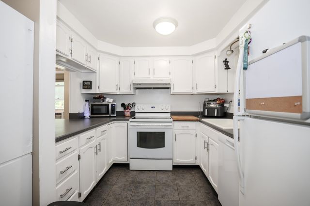 33 Blossom Lane, Merrimack, NH 03054