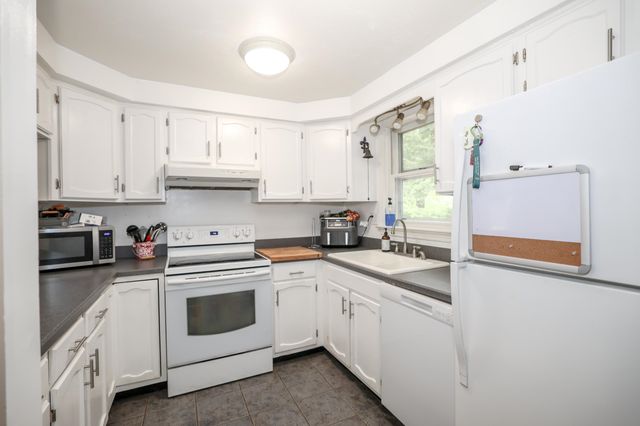33 Blossom Lane, Merrimack, NH 03054