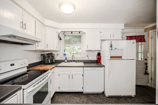 33 Blossom Lane, Merrimack, NH 03054