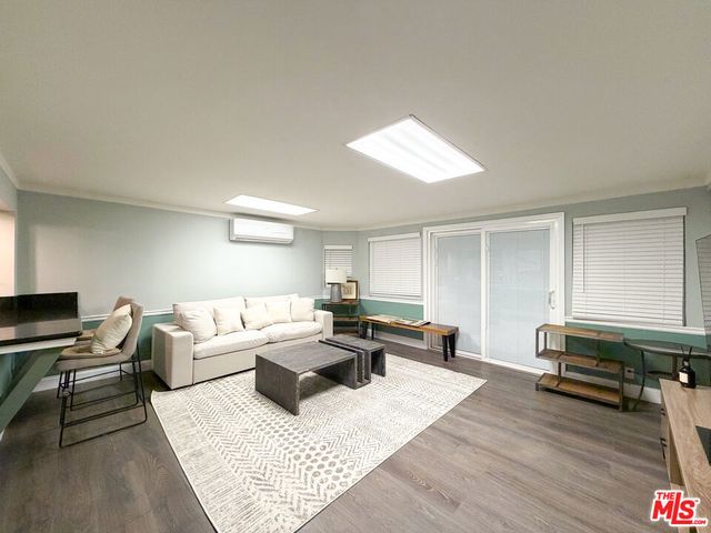 942 S Bronson Avenue, Los Angeles, CA 90019