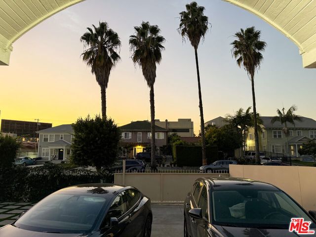 942 S Bronson Avenue, Los Angeles, CA 90019