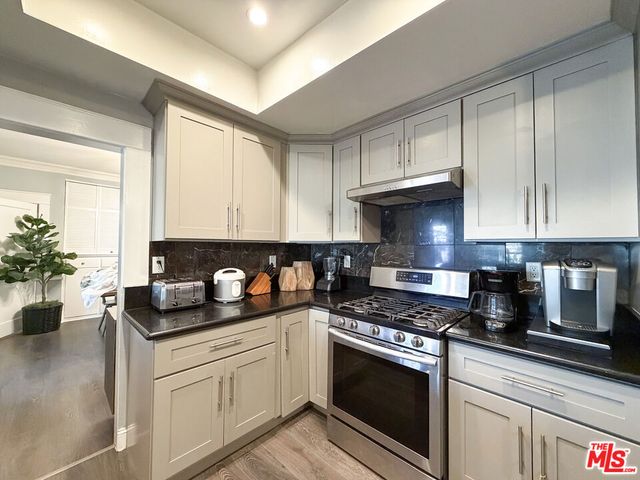 942 S Bronson Avenue, Los Angeles, CA 90019