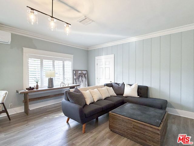 942 S Bronson Avenue, Los Angeles, CA 90019