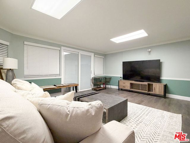 942 S Bronson Avenue, Los Angeles, CA 90019