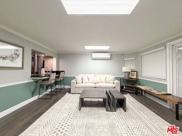 942 S Bronson Avenue, Los Angeles, CA 90019