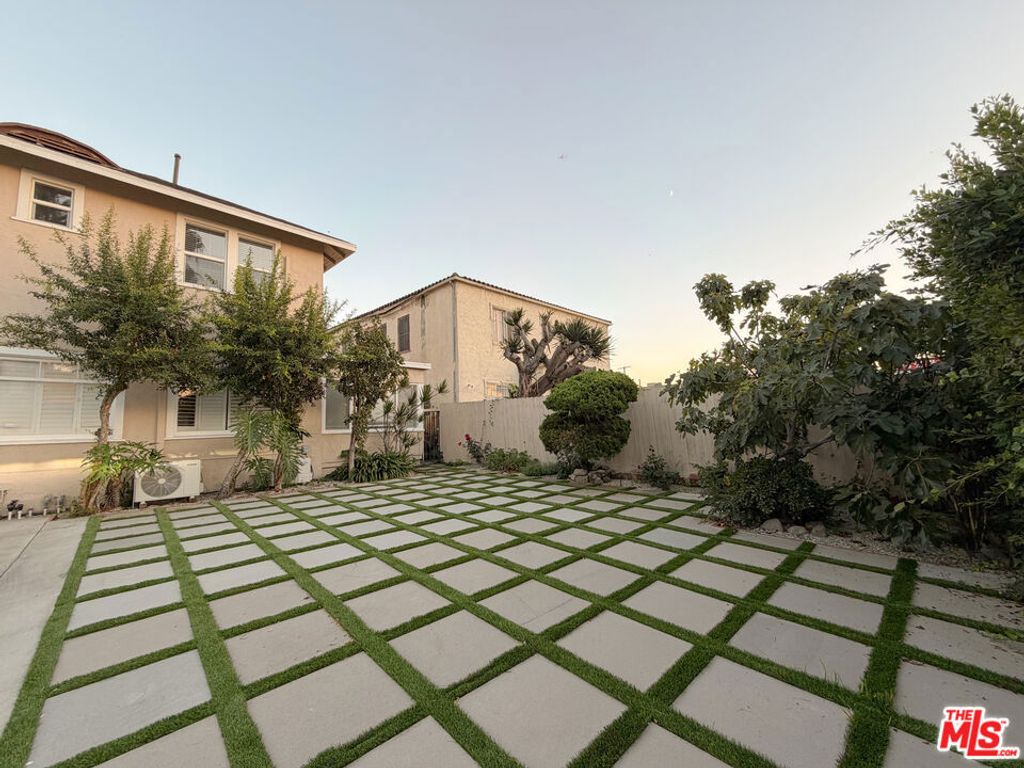 942 S Bronson Avenue, Los Angeles, CA 90019