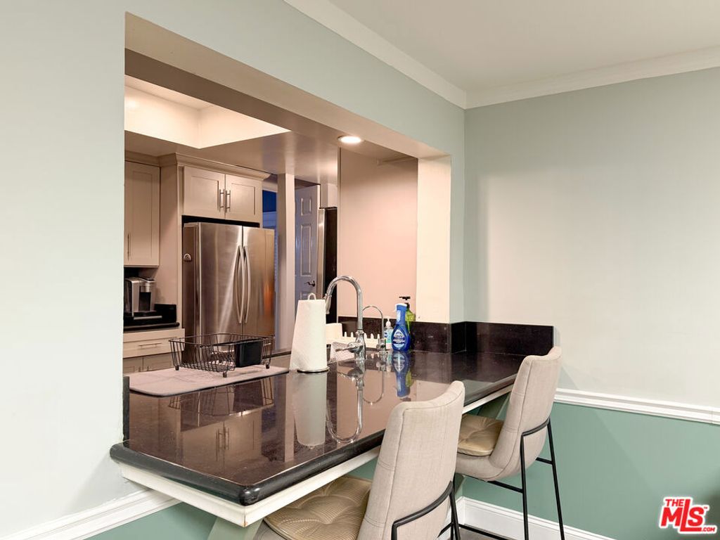 Image 12 of property listing at 942 S Bronson Avenue, Los Angeles, CA 90019