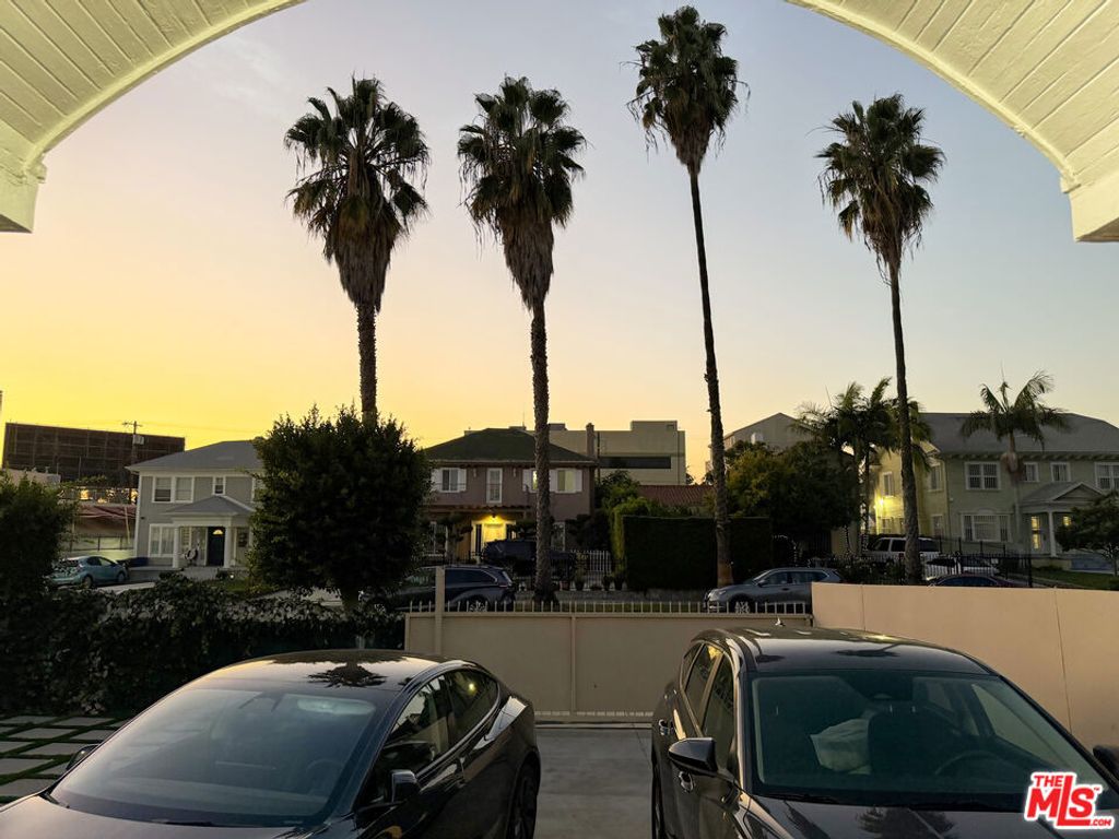 Image 14 of property listing at 942 S Bronson Avenue, Los Angeles, CA 90019