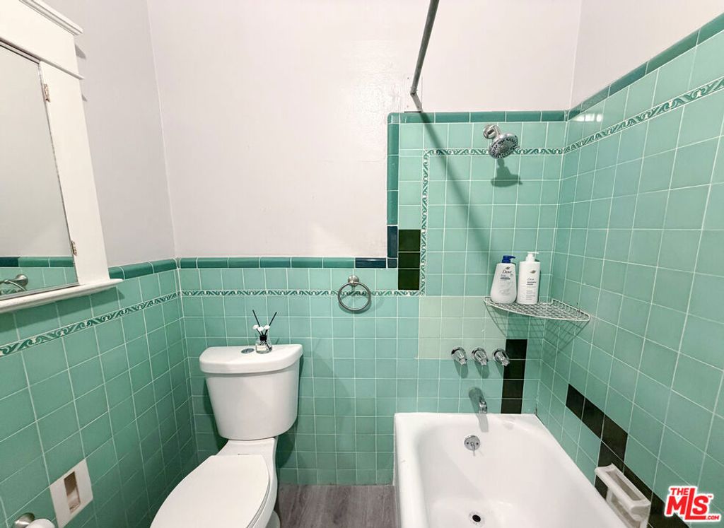 Image 15 of property listing at 942 S Bronson Avenue, Los Angeles, CA 90019