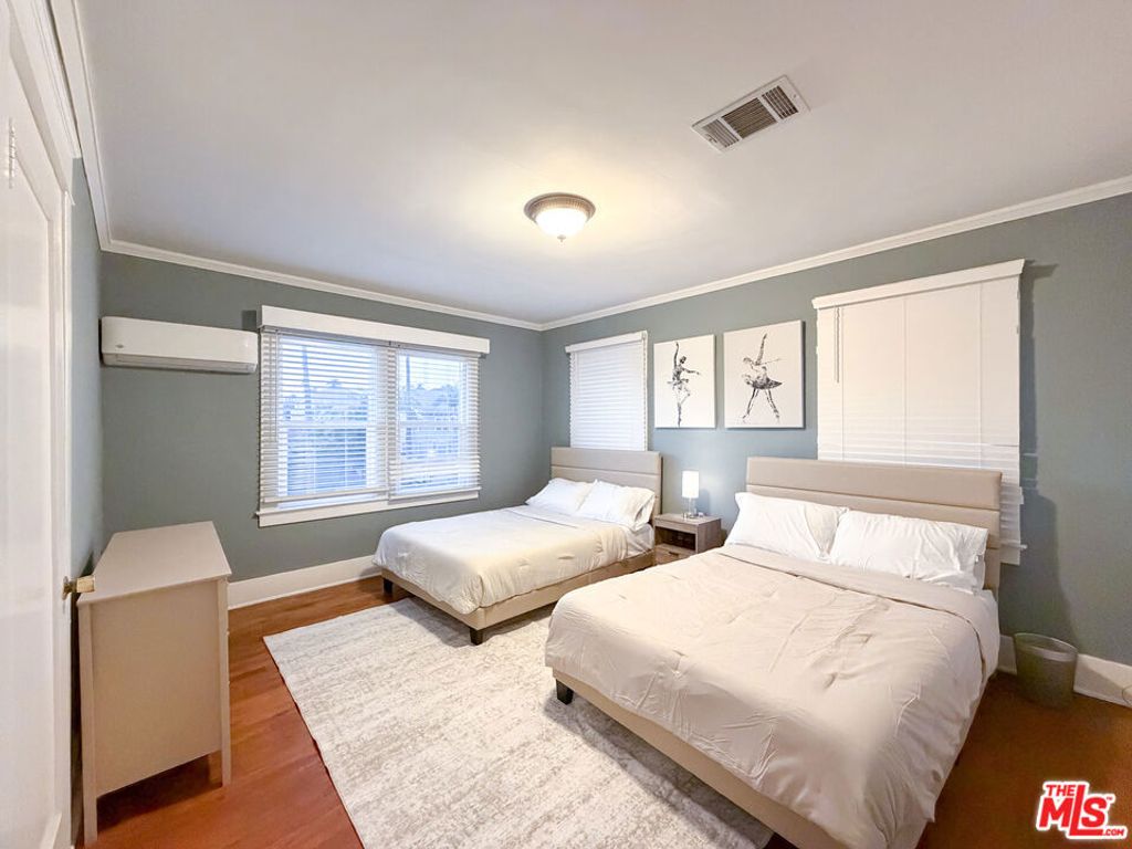 Image 19 of property listing at 942 S Bronson Avenue, Los Angeles, CA 90019