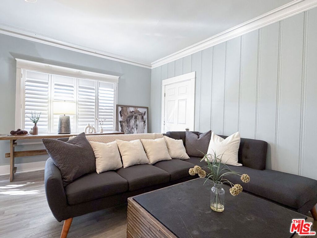 Image 2 of property listing at 942 S Bronson Avenue, Los Angeles, CA 90019