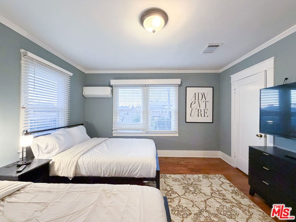 Image 21 of property listing at 942 S Bronson Avenue, Los Angeles, CA 90019