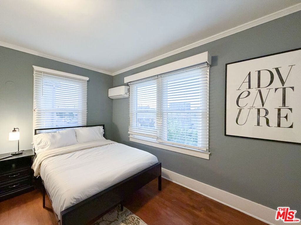 Image 22 of property listing at 942 S Bronson Avenue, Los Angeles, CA 90019