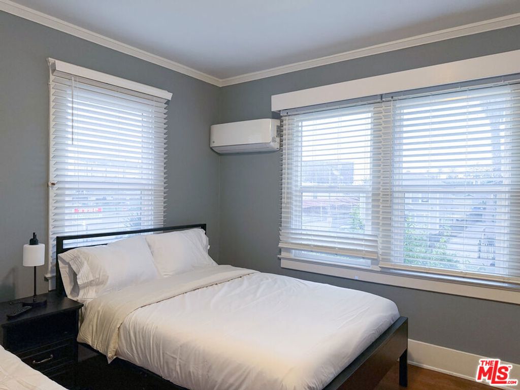 Image 23 of property listing at 942 S Bronson Avenue, Los Angeles, CA 90019