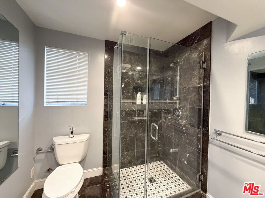 Image 25 of property listing at 942 S Bronson Avenue, Los Angeles, CA 90019